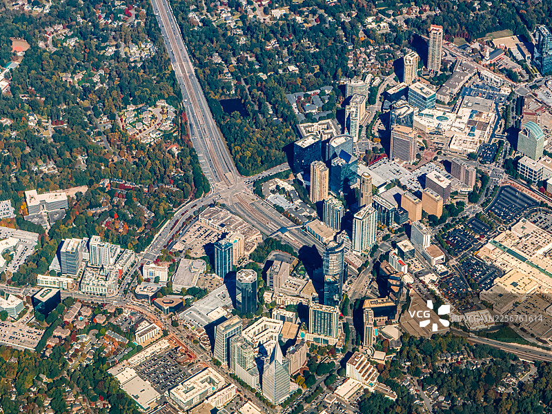 秋季航拍乔治亚州巴克海德，从飞机窗户直视的景色图片素材