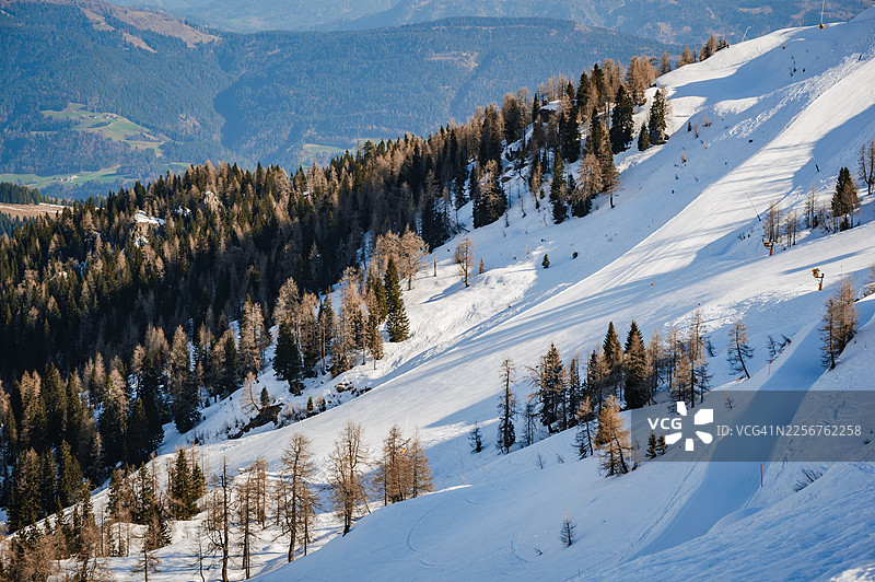 滑雪胜地雪道。高山滑雪/单板滑雪假期。图片素材