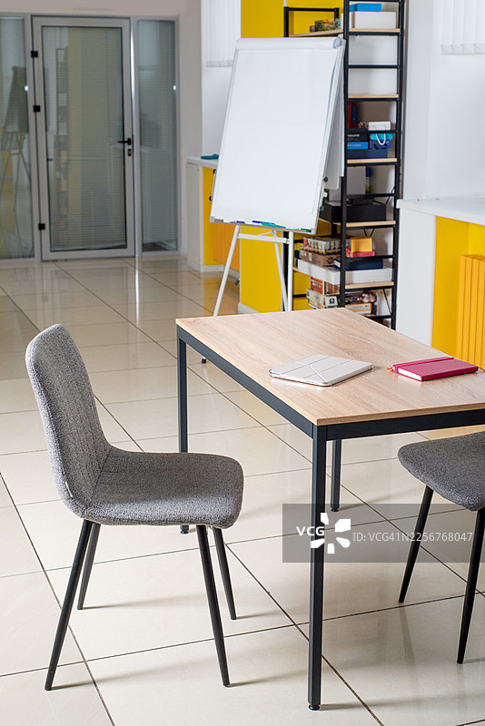 无人办公室内部，配有翻页板图片素材