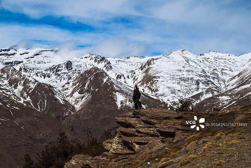 三月时的穆拉森山。海拔 3479 米，是伊比利亚半岛的最高峰，属于内华达山脉。图片素材