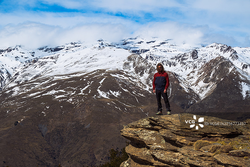 三月，一名男子攀登穆拉森山。海拔3479米，是伊比利亚半岛最高峰，属于内华达山脉。图片素材