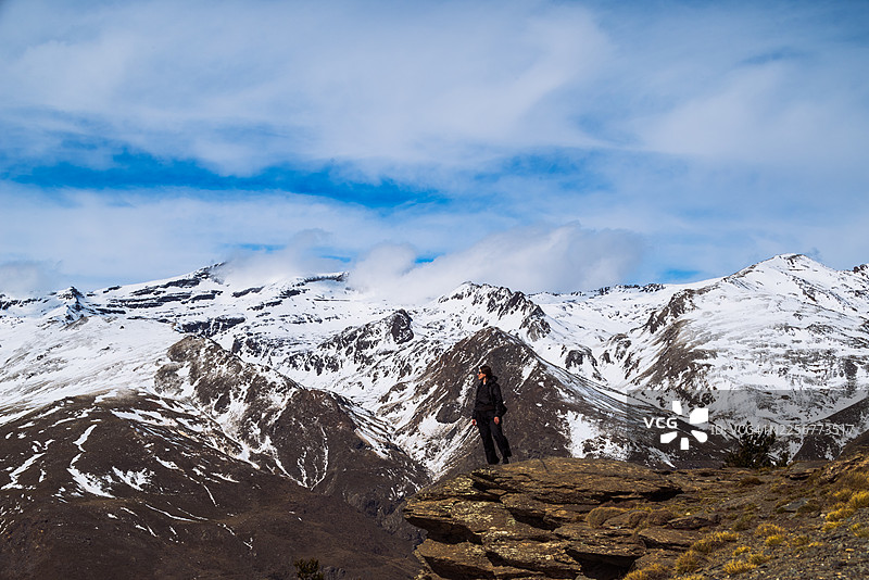 三月，一名男子攀登穆拉森峰。该峰海拔3479米，是伊比利亚半岛和西班牙本土的最高峰，属于内华达山脉。图片素材