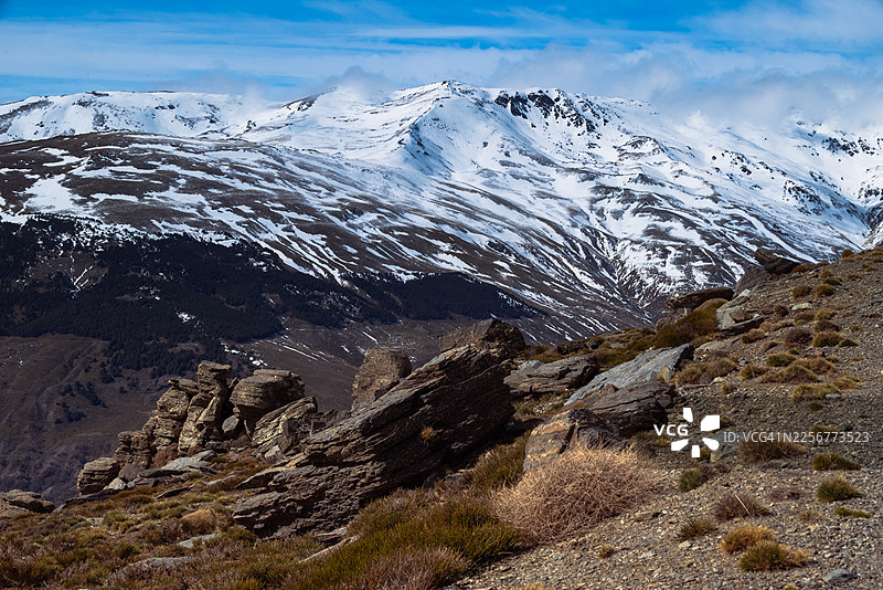 三月的穆拉森山。海拔3479米，是伊比利亚半岛的最高峰，也是内华达山脉的一部分。图片素材