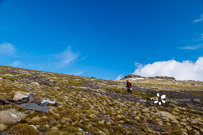 三月，一名男子登上穆拉森山。海拔3479米，是伊比利亚半岛最高峰，属于内华达山脉。图片素材