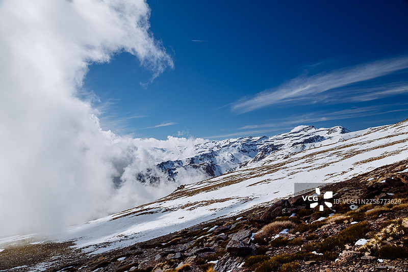 三月的穆拉森山。海拔3479米，是伊比利亚半岛最高峰，属于内华达山脉。图片素材