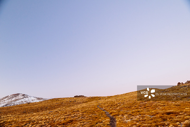 三月时的穆拉森山。海拔 3479 米，是伊比利亚半岛最高峰，也位于西班牙大陆最高峰之列。它属于内华达山脉。图片素材