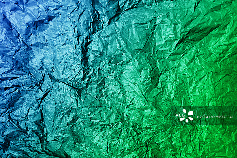 抽象的绿色、青色和蓝色渐变色皱褶铝箔纹理图片素材