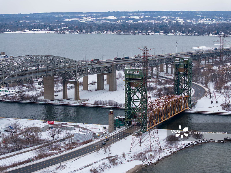加拿大安大略省哈密尔顿市伯灵顿湾高架桥和雪景的航拍图图片素材