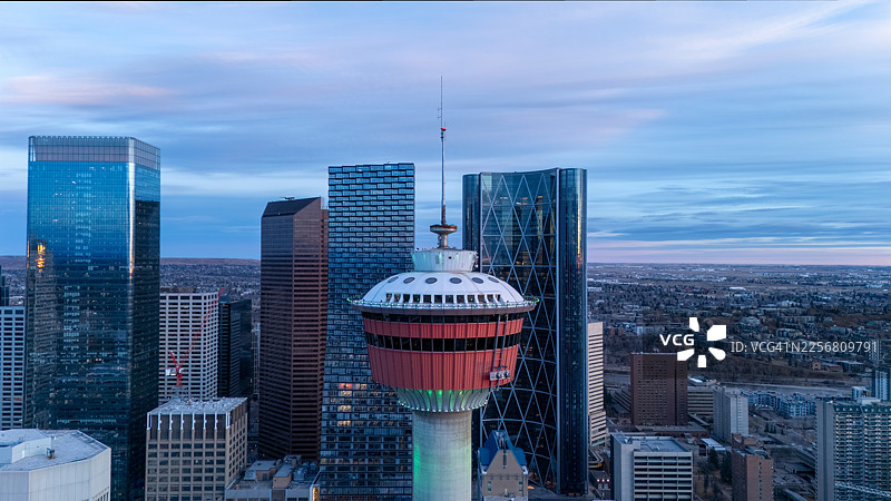 从上方俯瞰卡尔加里塔和市中心摩天大楼图片素材