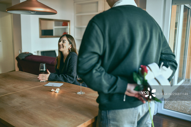温馨晚餐时意想不到的情人节惊喜图片素材