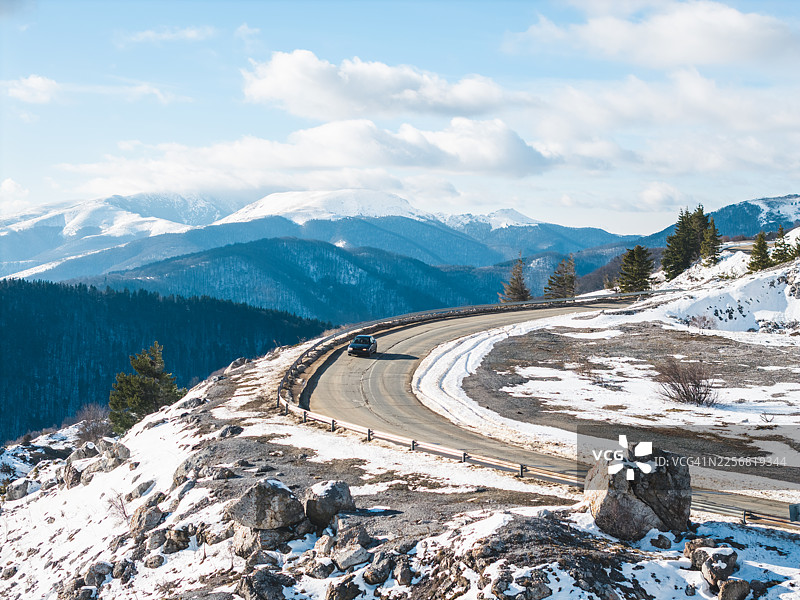 冬季旅行概念：汽车驶向山口图片素材
