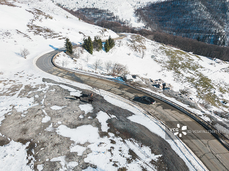 雪地里的汽车正驶向山口图片素材