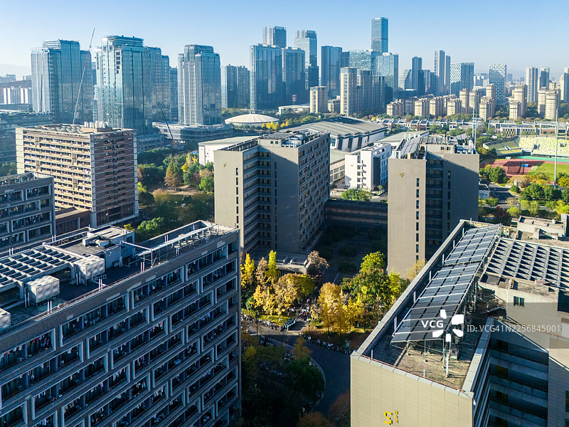 太阳能电池板与城市天际线图片素材