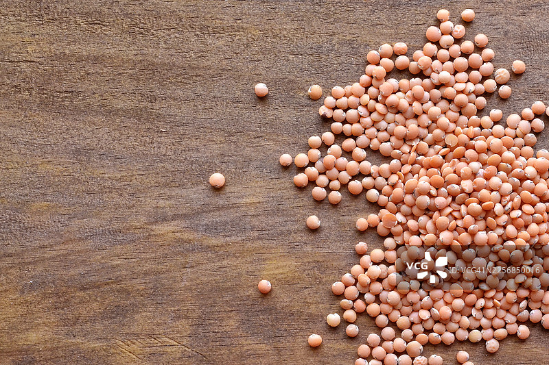 木桌上的干红扁豆图片素材