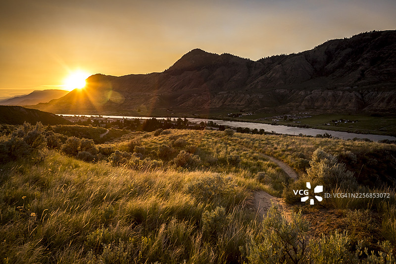 卡姆卢普斯，日落时分，远山、河流与草甸图片素材