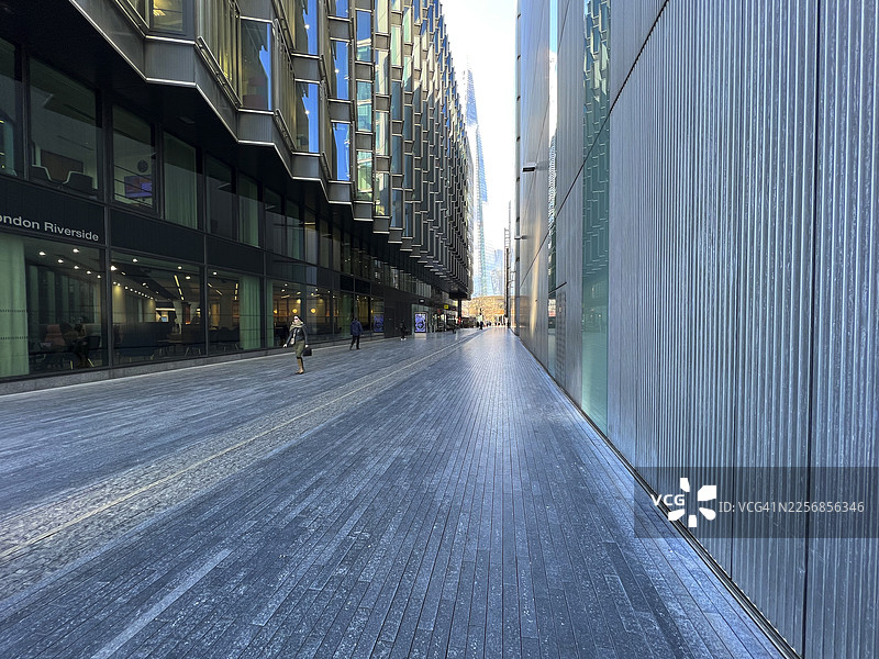 人们走在南华克市政厅的街道上，身后是碎片大厦图片素材