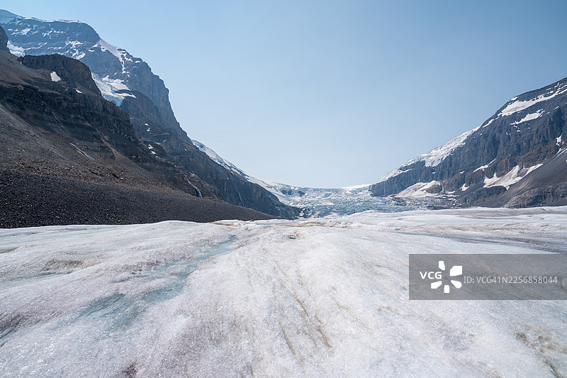 加拿大落基山脉贾斯珀国家公园哥伦比亚冰原冰川的夏季景色，阿萨巴斯卡冰川冰舌流淌图片素材