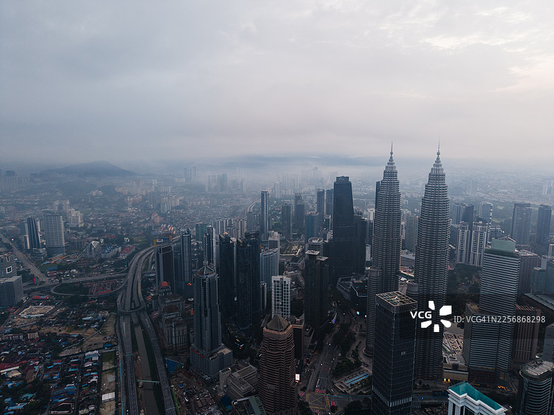 阴天早晨吉隆坡天际线的鸟瞰图图片素材