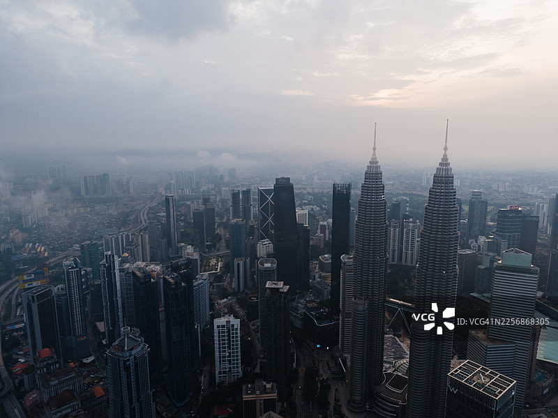 阴天早晨吉隆坡天际线的鸟瞰图图片素材