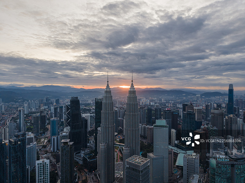 吉隆坡天际线日出航拍，云层笼罩图片素材