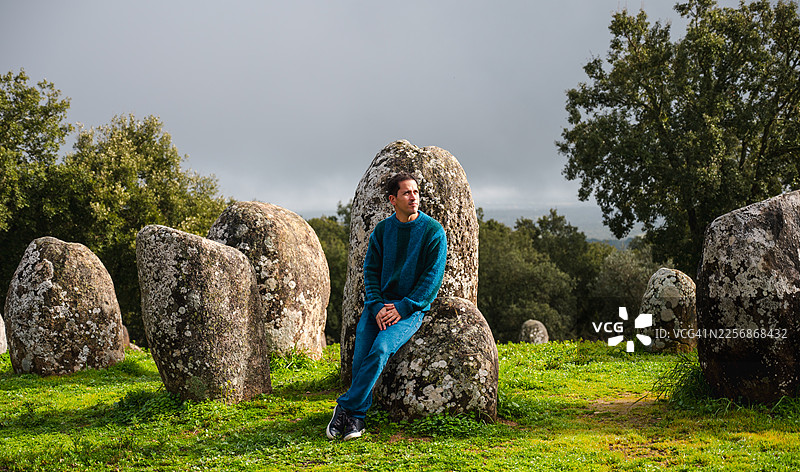 埃武拉区阿尔门德雷斯石圈的男子图片素材