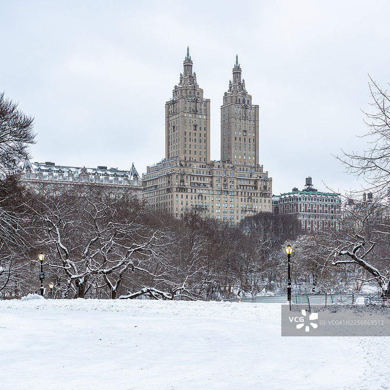 中央公园西路和雪中的中央公园图片素材