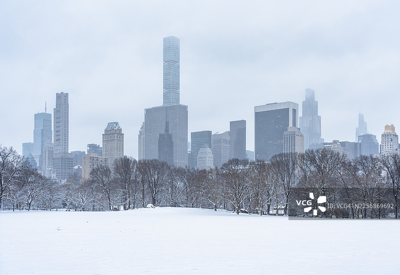 雪中的中央公园和曼哈顿天际线图片素材