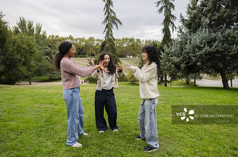 年轻的朋友们在公园里用手语交流图片素材