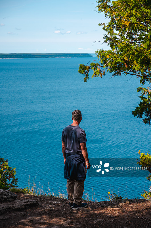 安大略省狮子头瞭望台上的男子图片素材