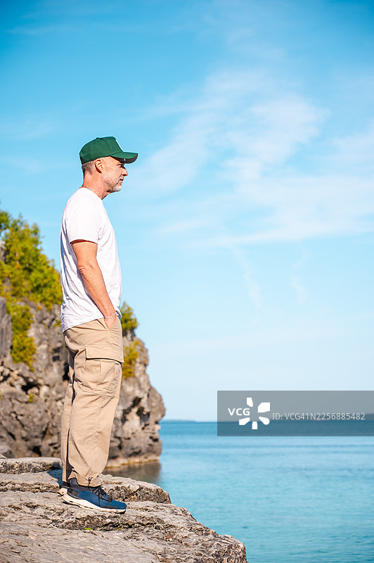 布鲁斯半岛石窟中的男人图片素材