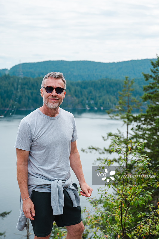 温哥华市中心深湾的男人图片素材