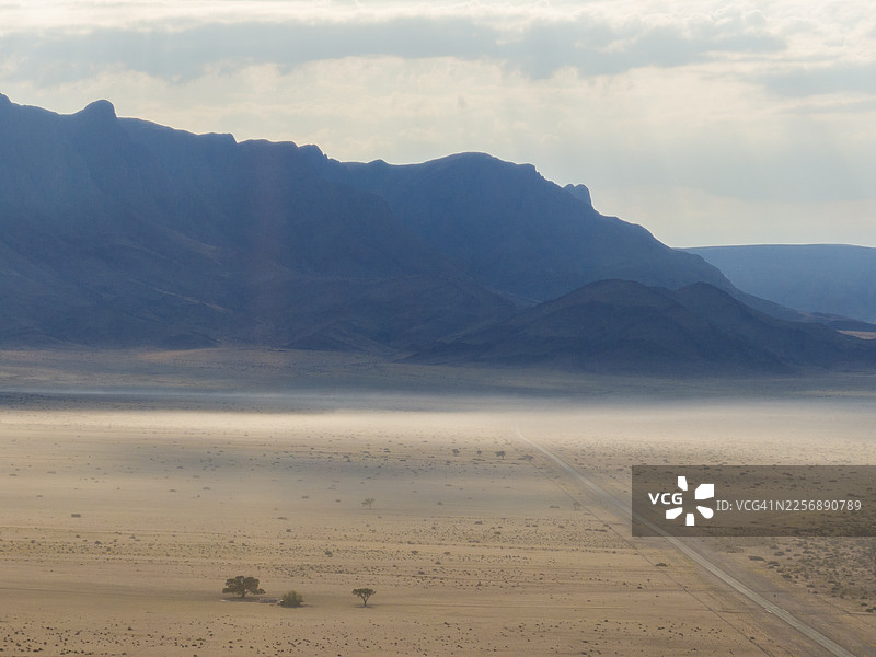 C27公路通往苏丝斯黎，靠近纳米布-诺克卢夫公园，塞斯瑞姆，纳米比亚图片素材