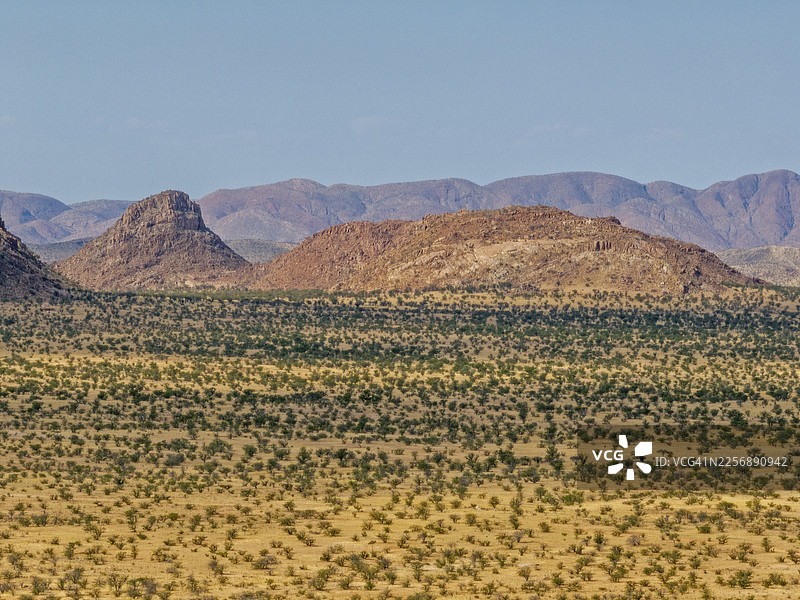 纳米比亚乌伊斯市附近的布兰德堡山脉，周围环绕着花岗岩山丘的沙漠景观图片素材