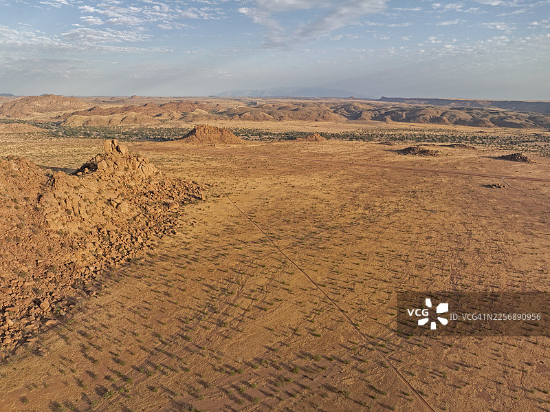 纳米比亚特威费尔方丹附近的红色花岗岩岩石和山丘图片素材