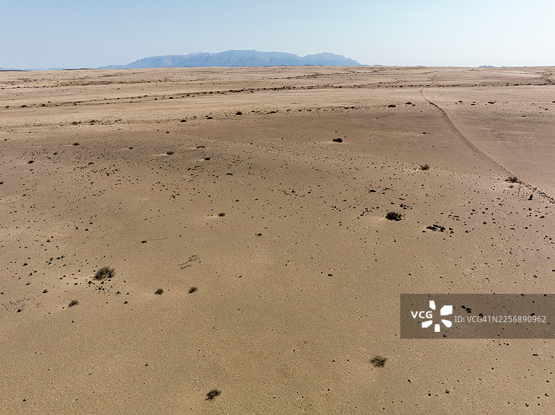 纳米比亚乌伊斯市附近的布兰德堡山周围的沙漠景观图片素材
