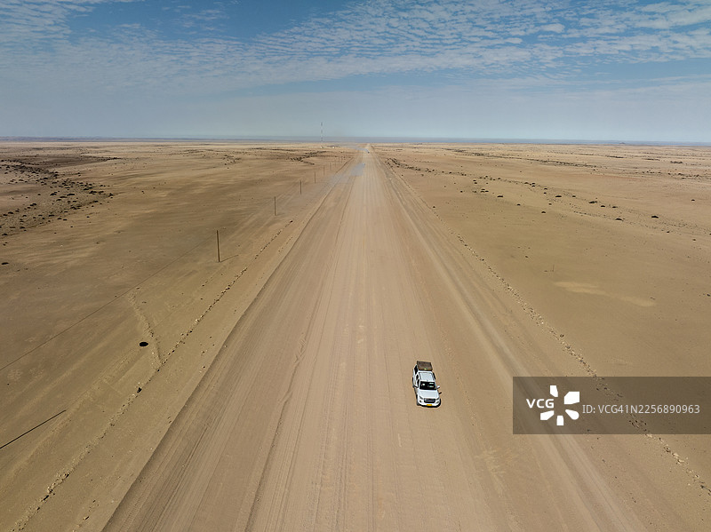 纳米比亚Brandberg山周围C35沙漠越野赛道上的四轮驱动车，靠近Uis市图片素材