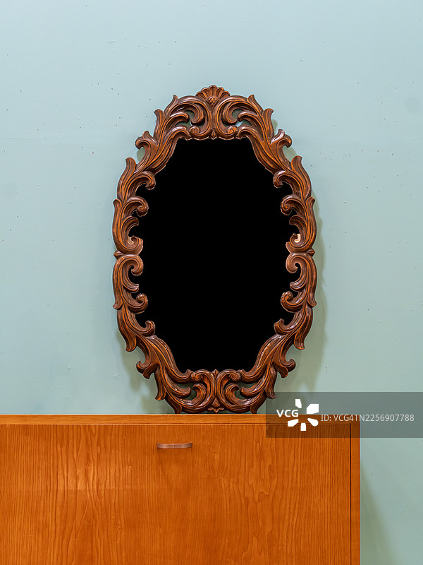 罗可可风格：巴厘岛手工雕刻天然苏拉木镜子图片素材