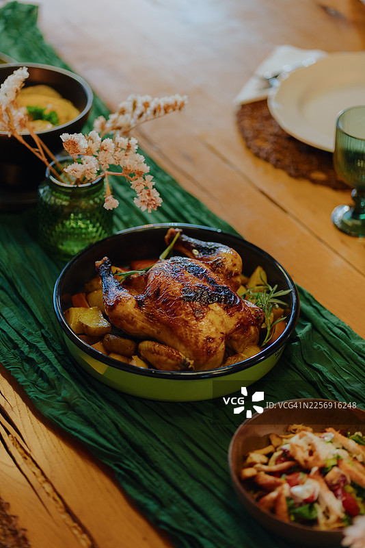 烤鸡配蔬菜，节日晚餐餐桌上的美食图片素材