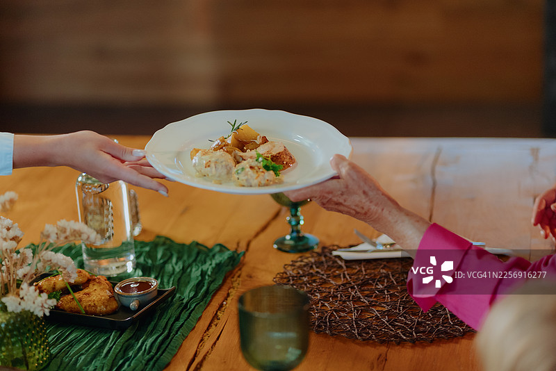 在家庭餐桌上奉上美味佳肴图片素材