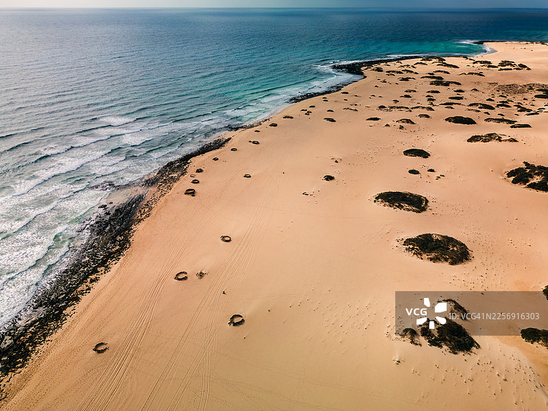 空中俯瞰科拉莱霍自然公园的沙丘和海滩图片素材