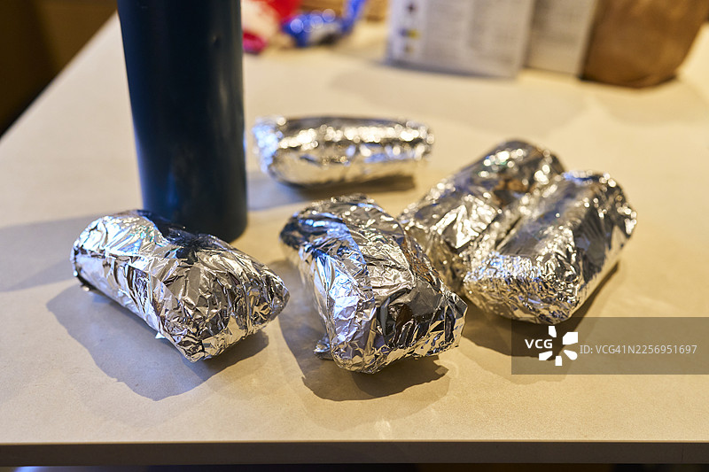 厨房柜台上打包好的食物，准备外带午餐图片素材