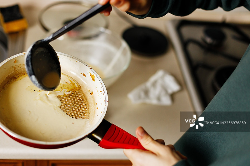 厨房里有人在做煎饼的特写镜头图片素材