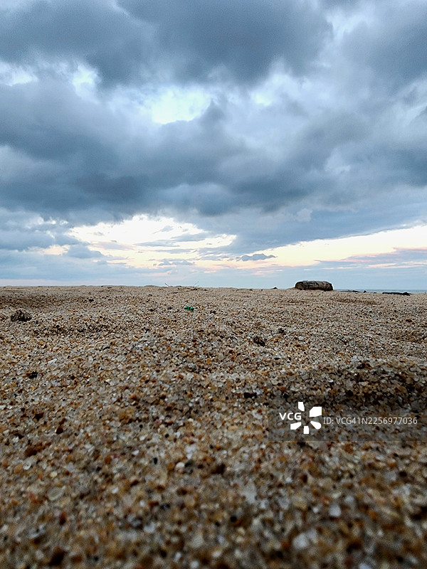 黄昏时分，沙滩上布满戏剧性的云彩，景色壮丽图片素材