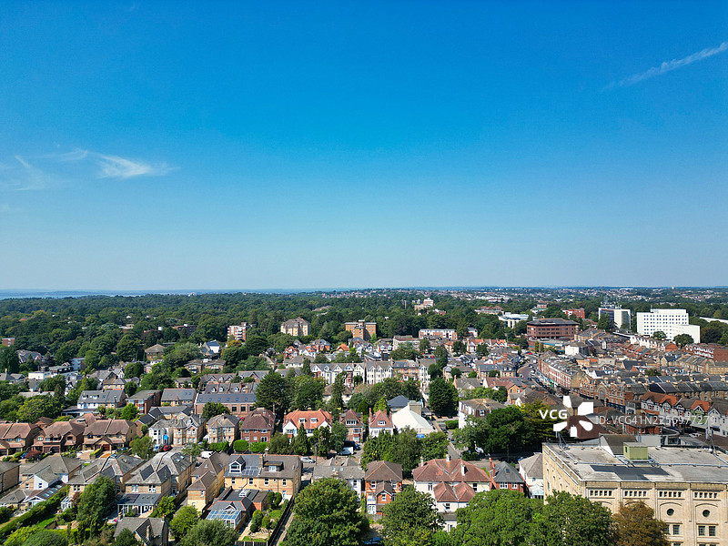 晴朗蓝天下阳光明媚的活力城镇高角度空中俯瞰，展示了住宅区和绿地，英国伯恩茅斯，马尔伯勒路图片素材