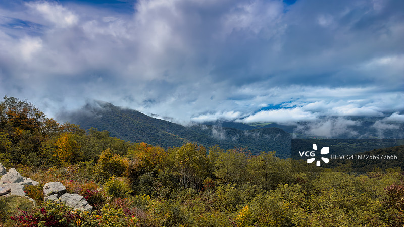 秋季群山映衬蓝天的风景图片素材