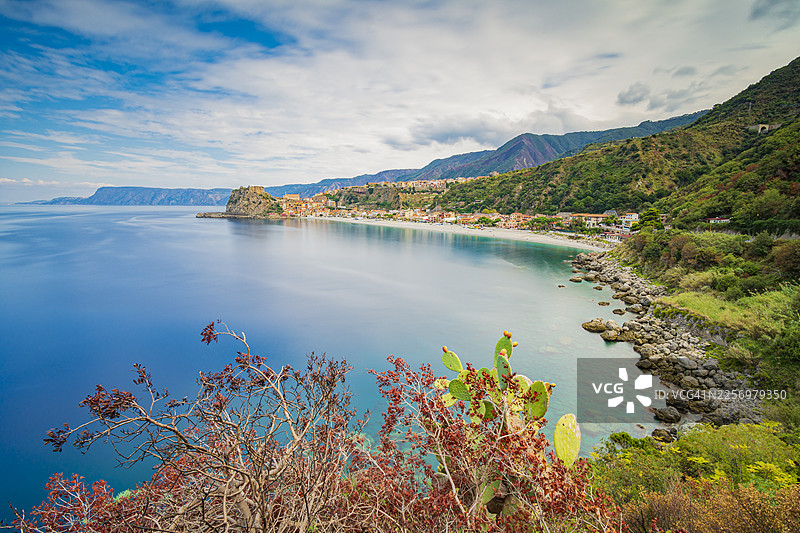 意大利卡拉布里亚的奇亚纳莱阿迪斯基拉风景如画的海滨小镇，在多云的天空下，拥有平静的蓝色大海和郁郁葱葱的绿色山丘，斯基拉，意大利，斯基拉潜水中心图片素材