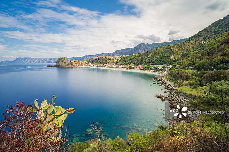 意大利风景如画的海滨小镇，拥有美丽的海湾和山脉，蓝天下的斯齐拉，意大利，斯齐拉潜水中心图片素材