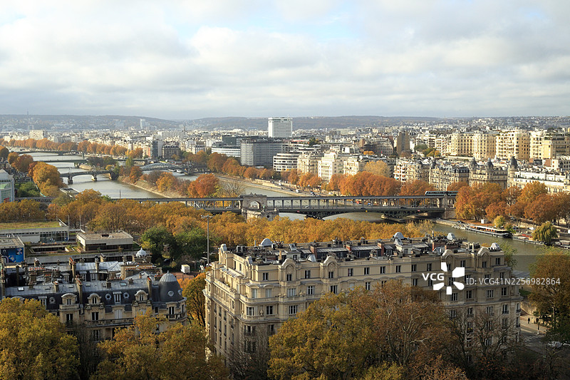 秋季巴黎城市景观的俯视图，包括塞纳河和桥梁，地点：法国巴黎图片素材