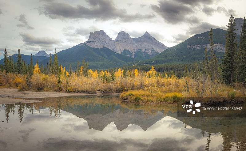 加拿大坎莫尔三姐妹山脉图片素材