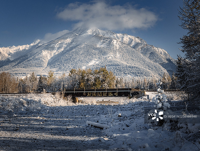加拿大坎莫尔三姐妹山脉图片素材